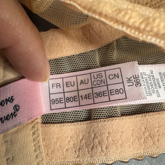 Agent Provocateur Lorna plunge underwire bra in a peachy color with lilac bows - Picture 6 of 9